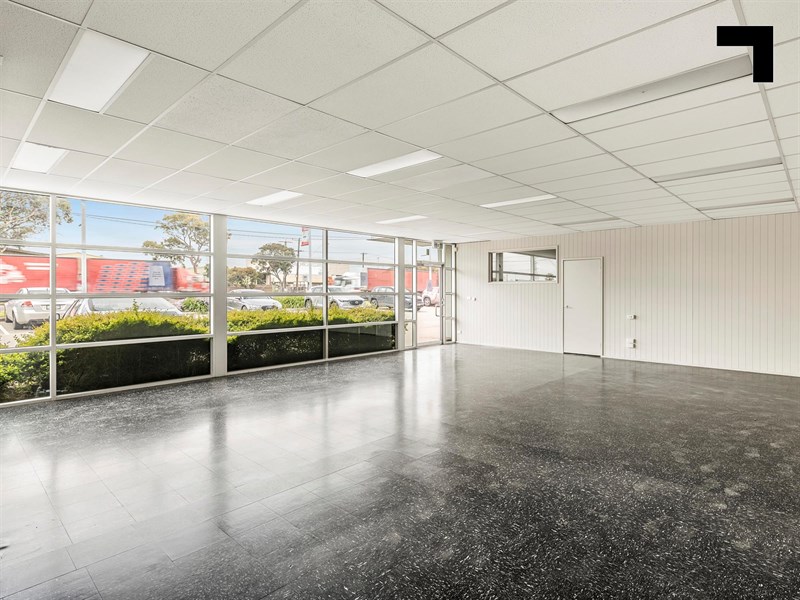 2/32 Westside Drive, Laverton North